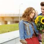 Почему мужчина не дарит цветы: основные причины и мнение психолога