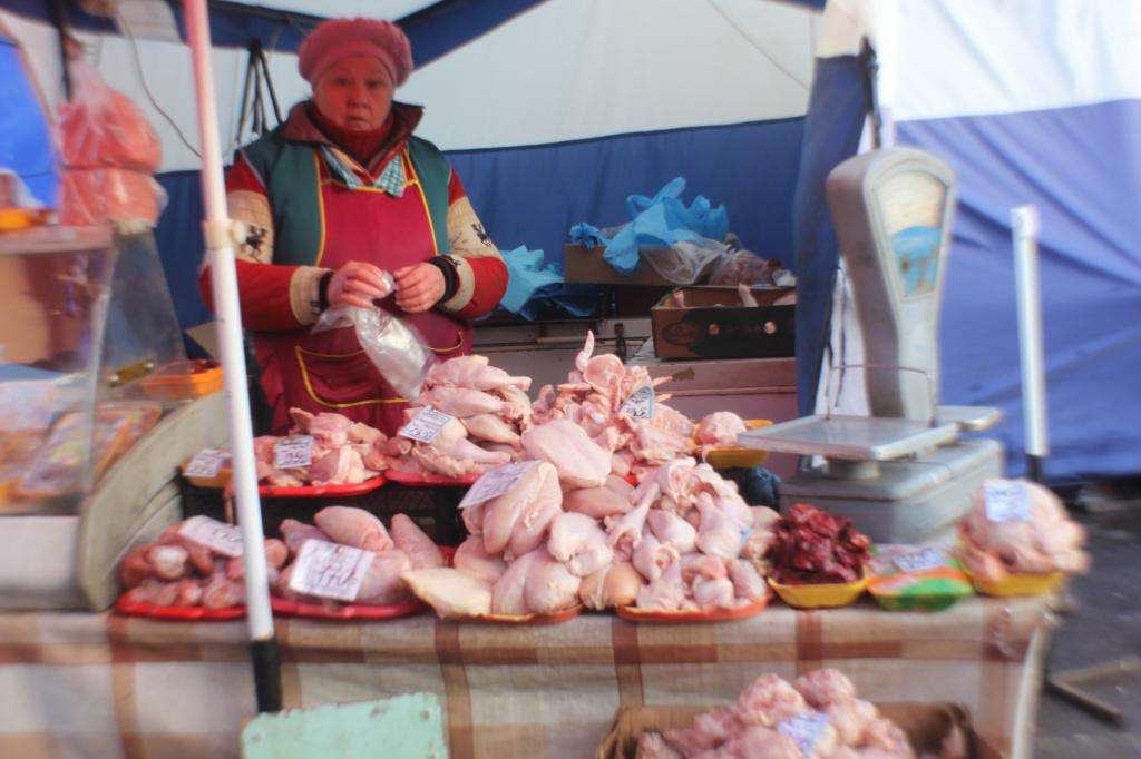 прилавки с мясом на пензенском рынке