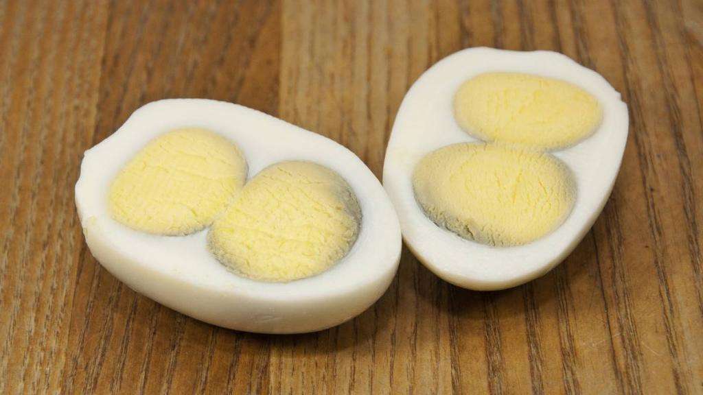 почему яйца двухжелтковые