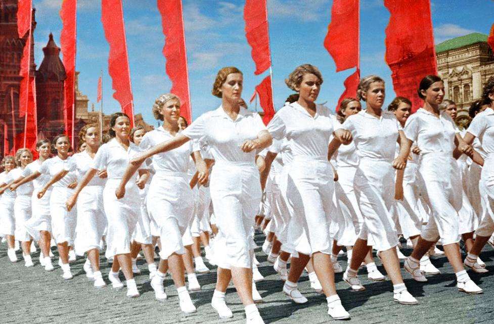 советские девушки на параде