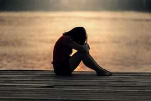 Как сдерживать слезы, когда хочется плакать: советы психологов