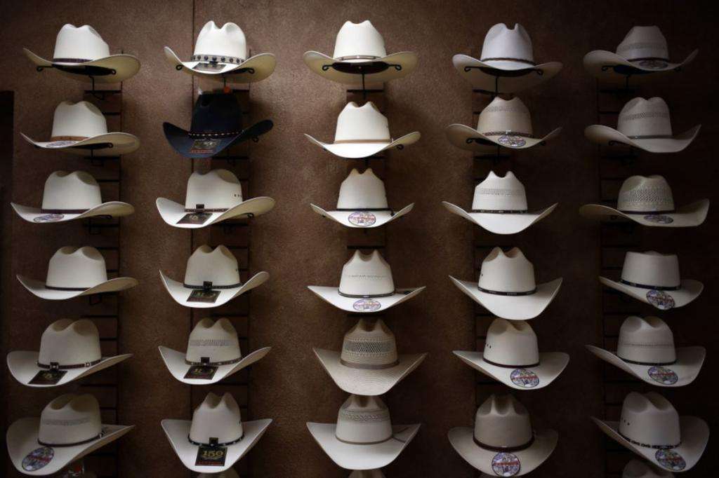 Много ковбойских шляп