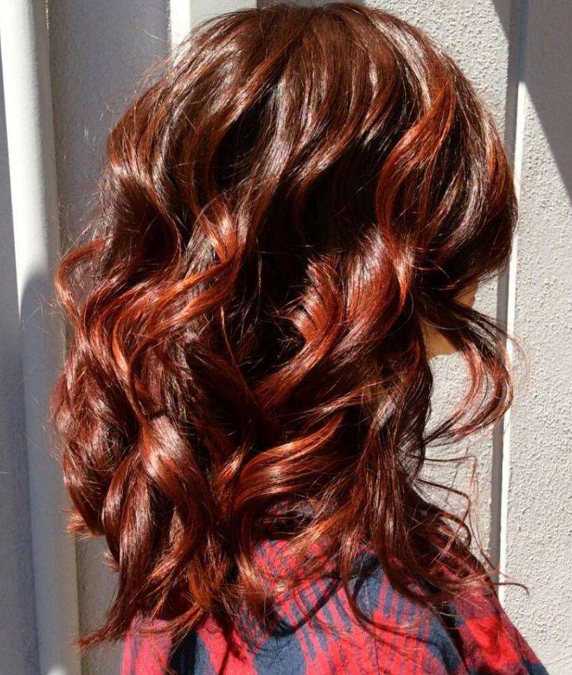 Красные пряди каштановых волос