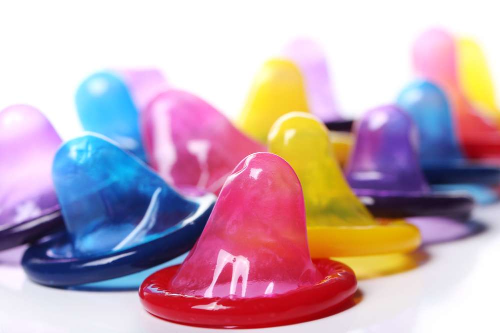 Разноцветные кондомы без упаковки.