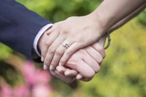 На какую руку надевают помолвочное кольцо: свадебные традиции, общественные нормы